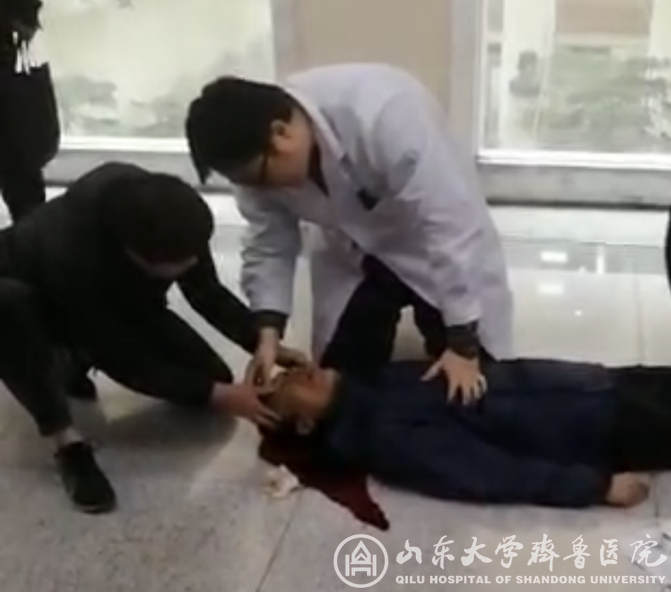 男子癫痫晕倒,我院医生跪地抢救挽回生命