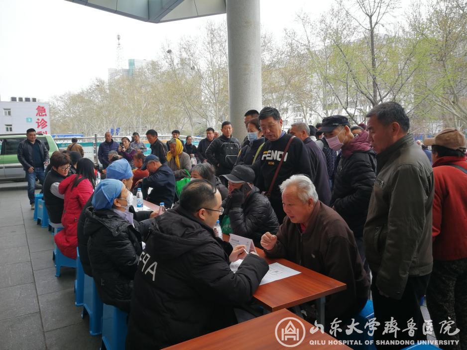 我院老年消化内科举办“关爱老人,3·28中国便秘日”专题健康义诊