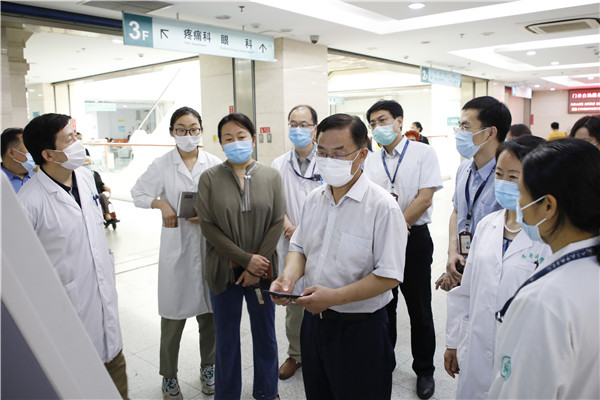 侯俊平视察门诊信息自助化服务工作时强调“医院工作要心为病患系,招为病患出”