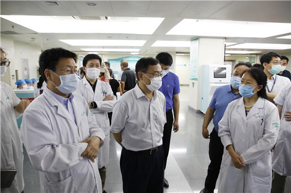 侯俊平视察门诊信息自助化服务工作时强调“医院工作要心为病患系,招为病患出”