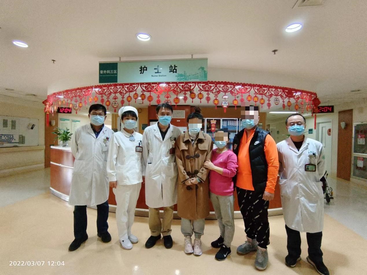 图四 出院前患者及家属与医护团队合影 图四 出院前患者及家属与医护团队合影