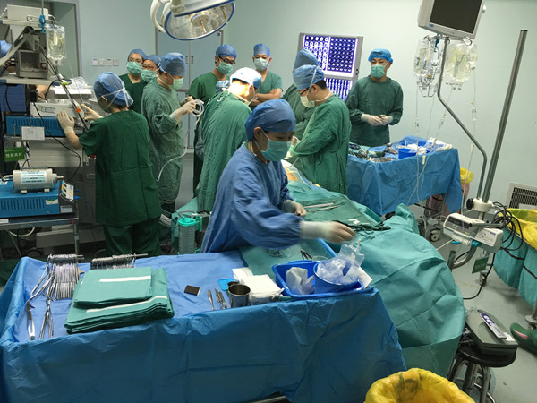 我院多科室专家联手执刀 贯穿伤男子奇迹生还