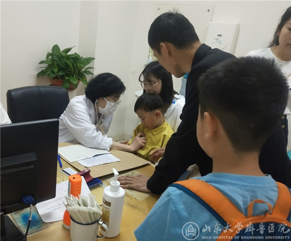 “健康童行 温暖相伴”医院各科室举办欢庆六一活动