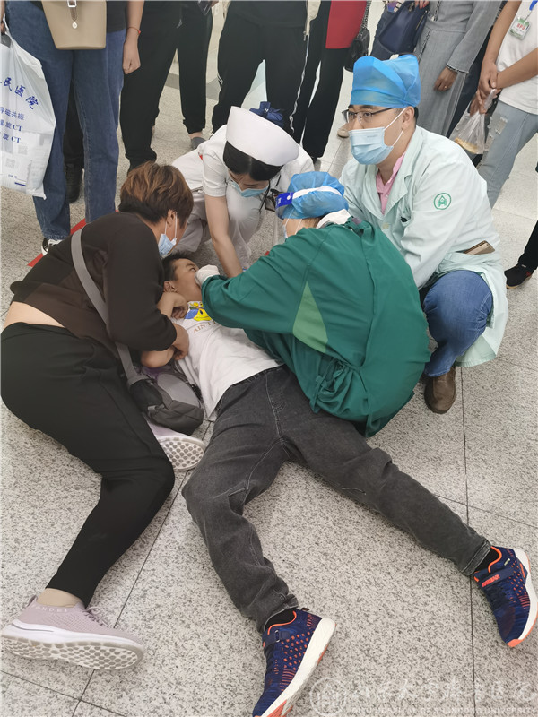 齐鲁医院员工抢救癫痫患儿